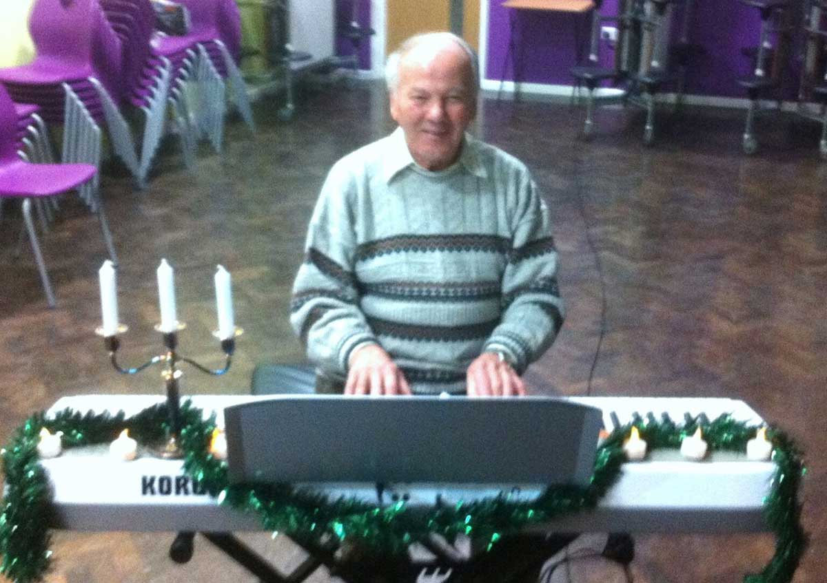Alan Dew playing keyboard